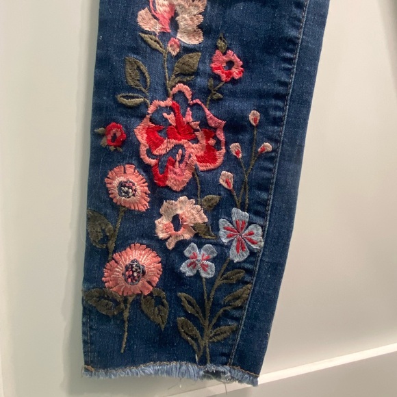 🌸 Flower Embroidered Jean Capris - Picture 4 of 8